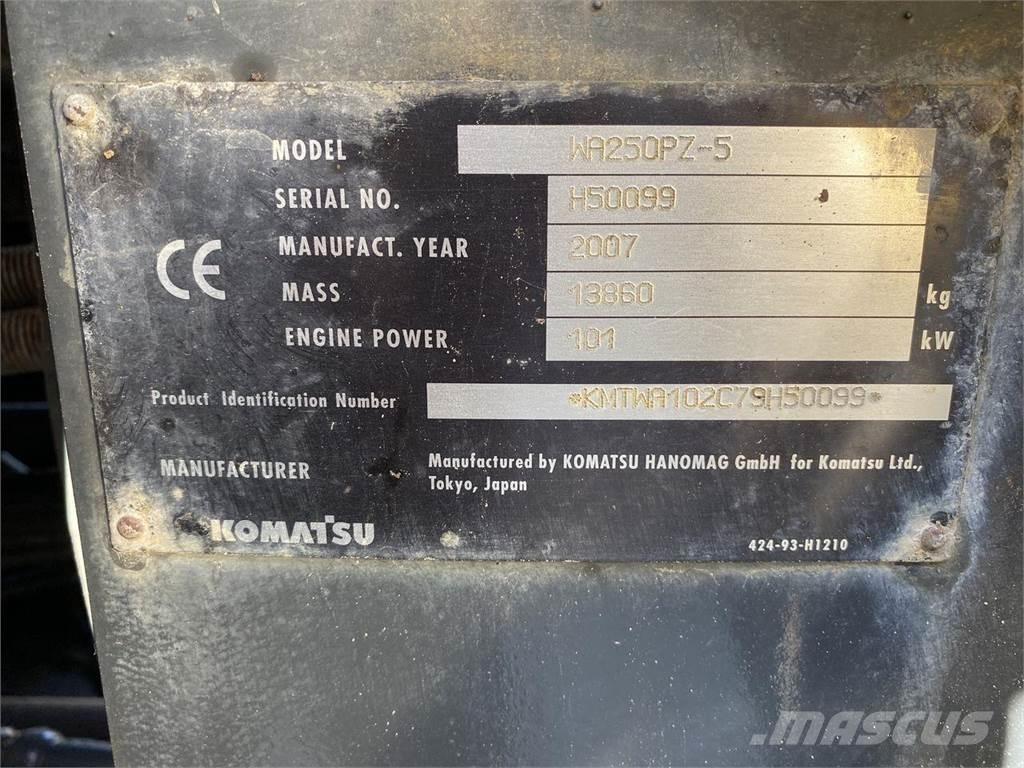Komatsu WA250PZ-5 Pás carregadoras de rodas