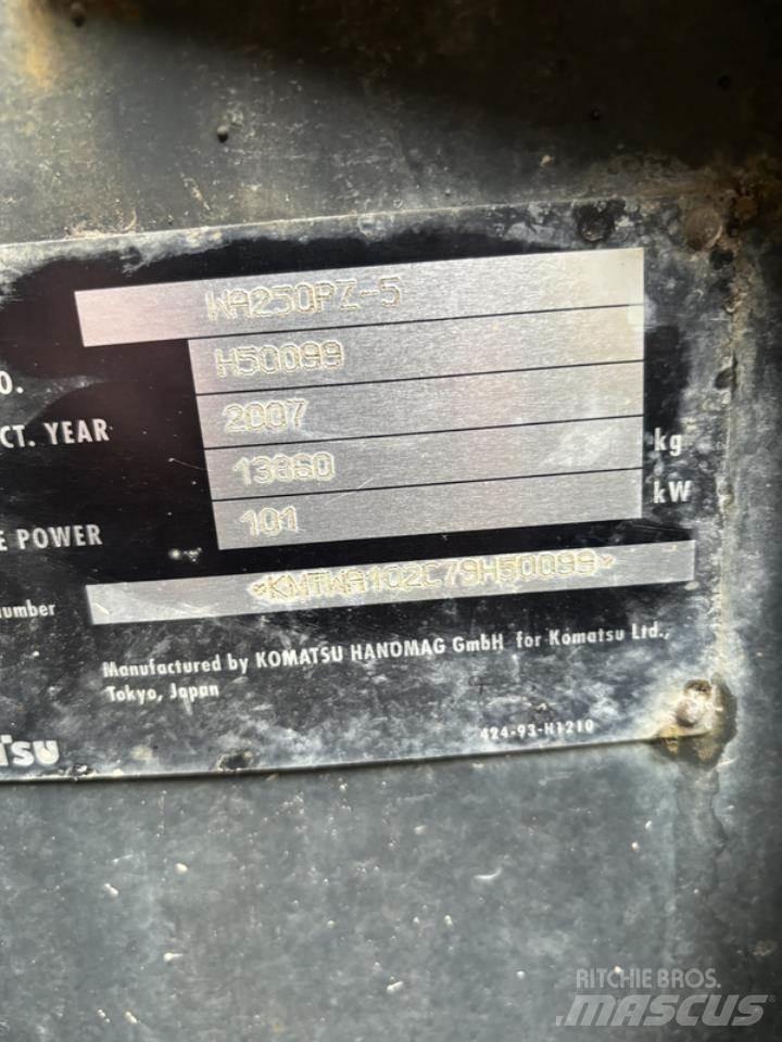 Komatsu WA250PZ-5 Pás carregadoras de rodas
