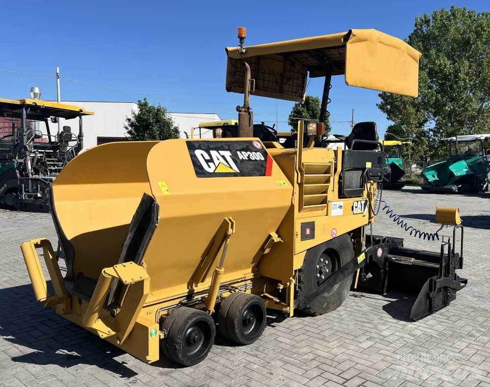 CAT AP 300 Pavimentadoras de asfalto