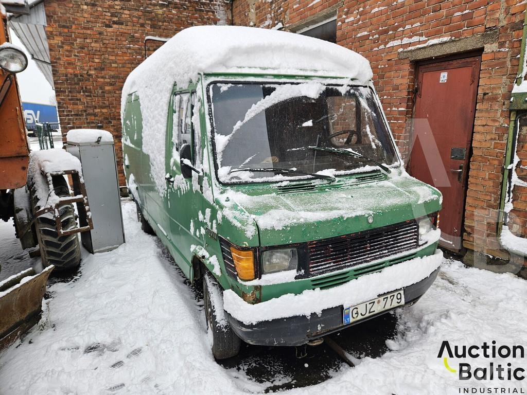 Mercedes-Benz 207D Carrinhas de caixa fechada