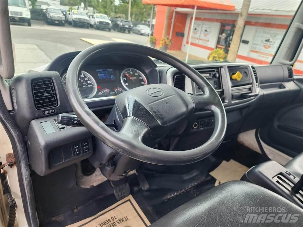 Hino 338 Camiões de caixa fechada