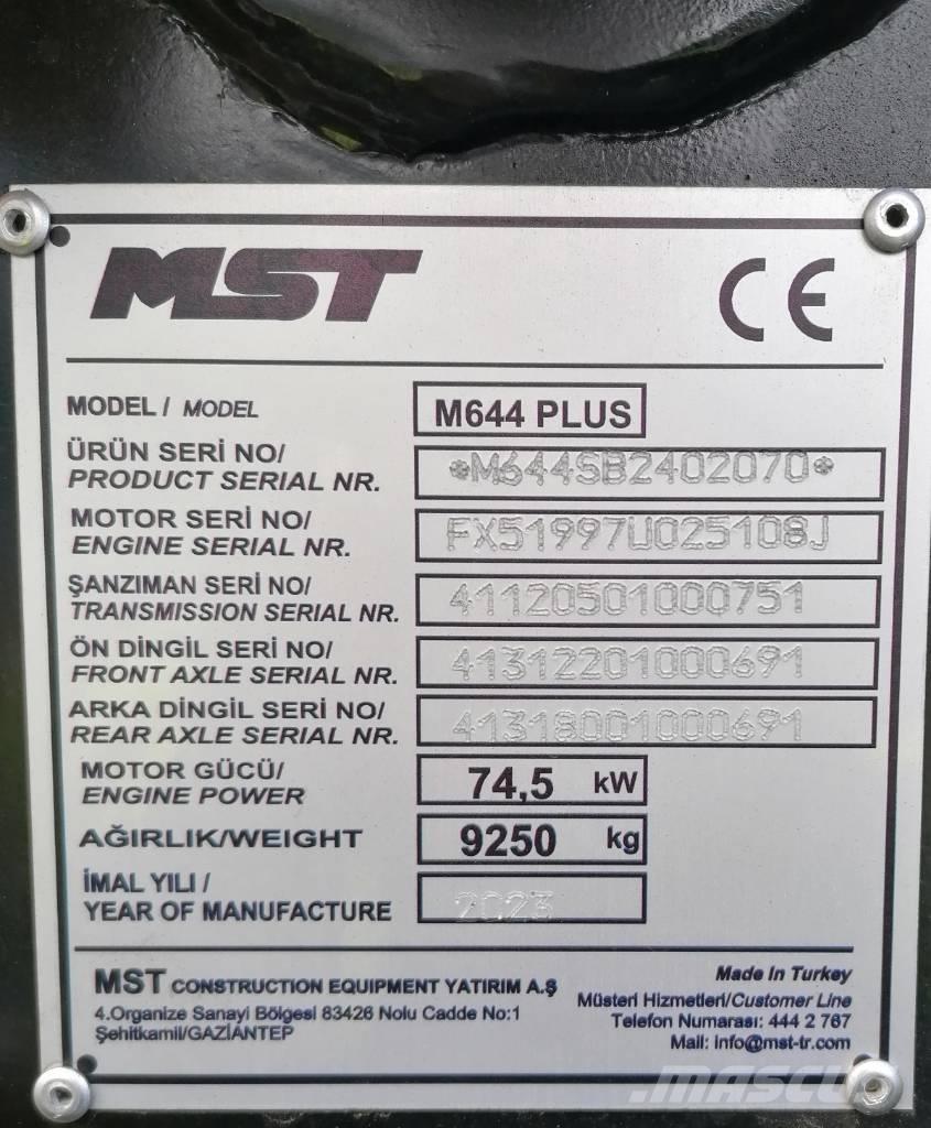 MST M644PLUS Retroescavadoras