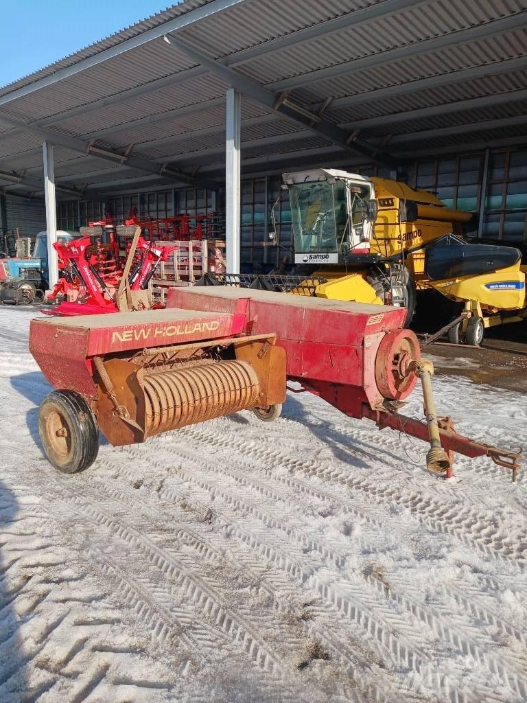New Holland 265 Enfardadeira de fardos quadrados