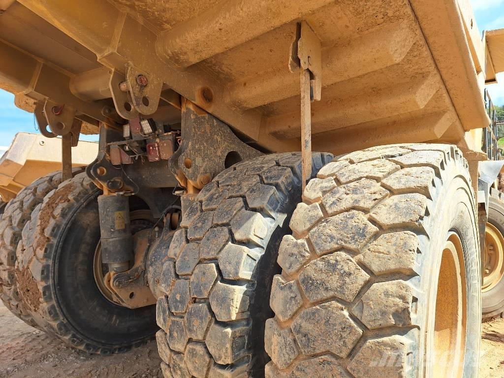Komatsu HD605-7EO Camiőes dumper basculantes rígidos