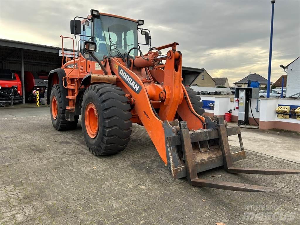 Doosan DL 300 Pás carregadoras de rodas