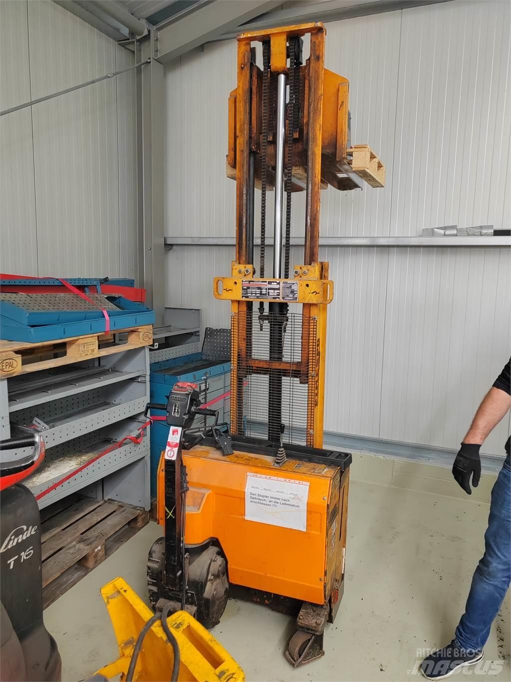 Om-Pimespo CT 13 Empilhador para operador externo