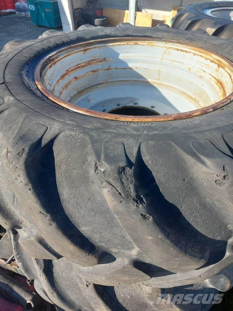 Komatsu 901 Pneus, Rodas e Jantes