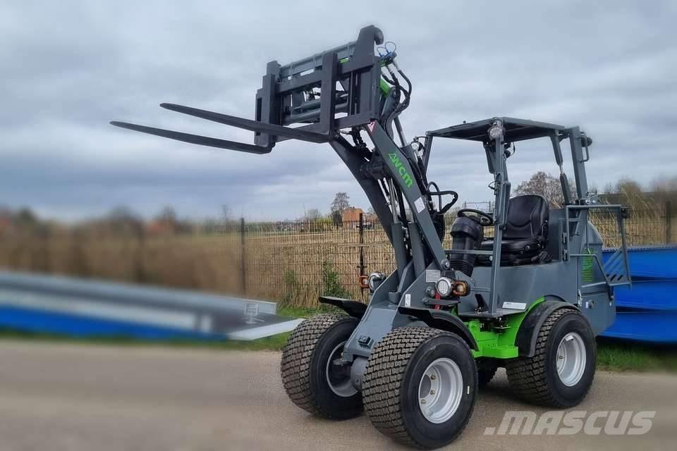 WCM L2316 und L2416 Carregadoras frontais e escavadoras