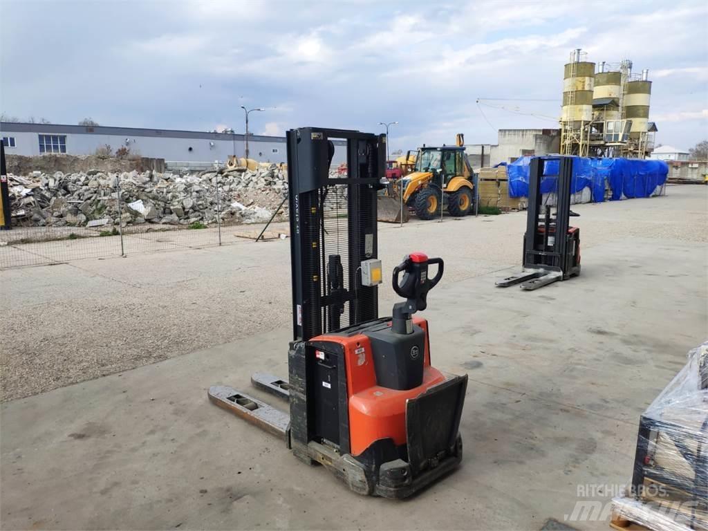 BT SWE120 Empilhador para operador externo