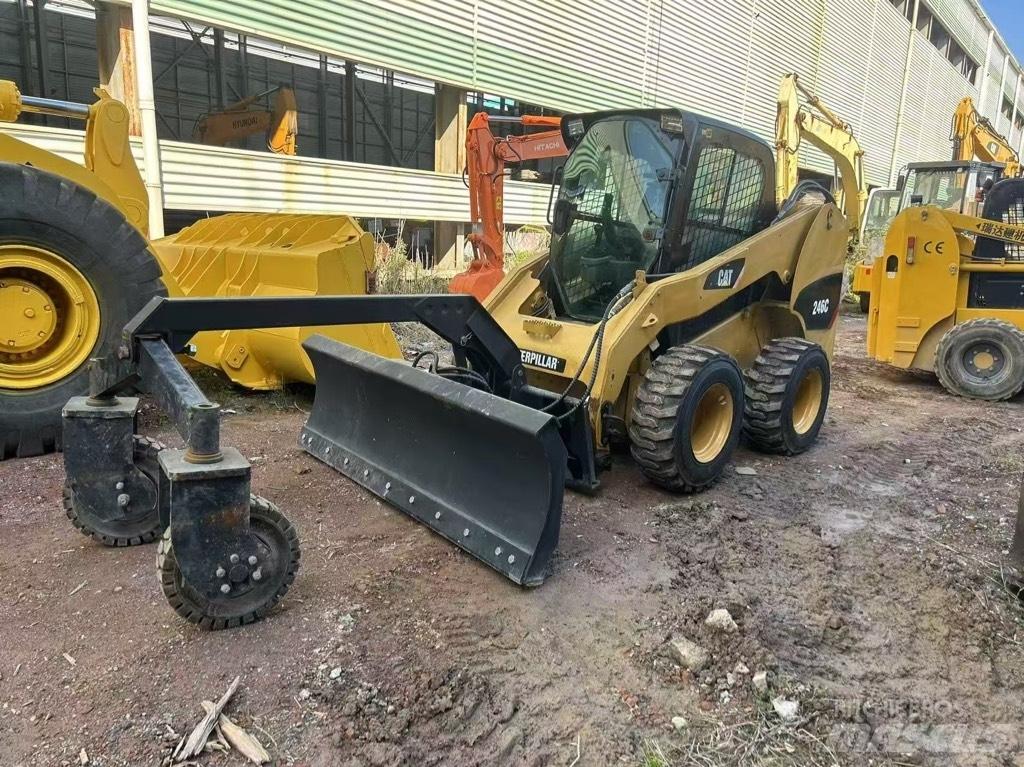 CAT 246 C Carregadoras de direcção deslizante