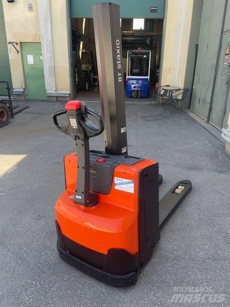 BT SWE080L Empilhador para operador externo