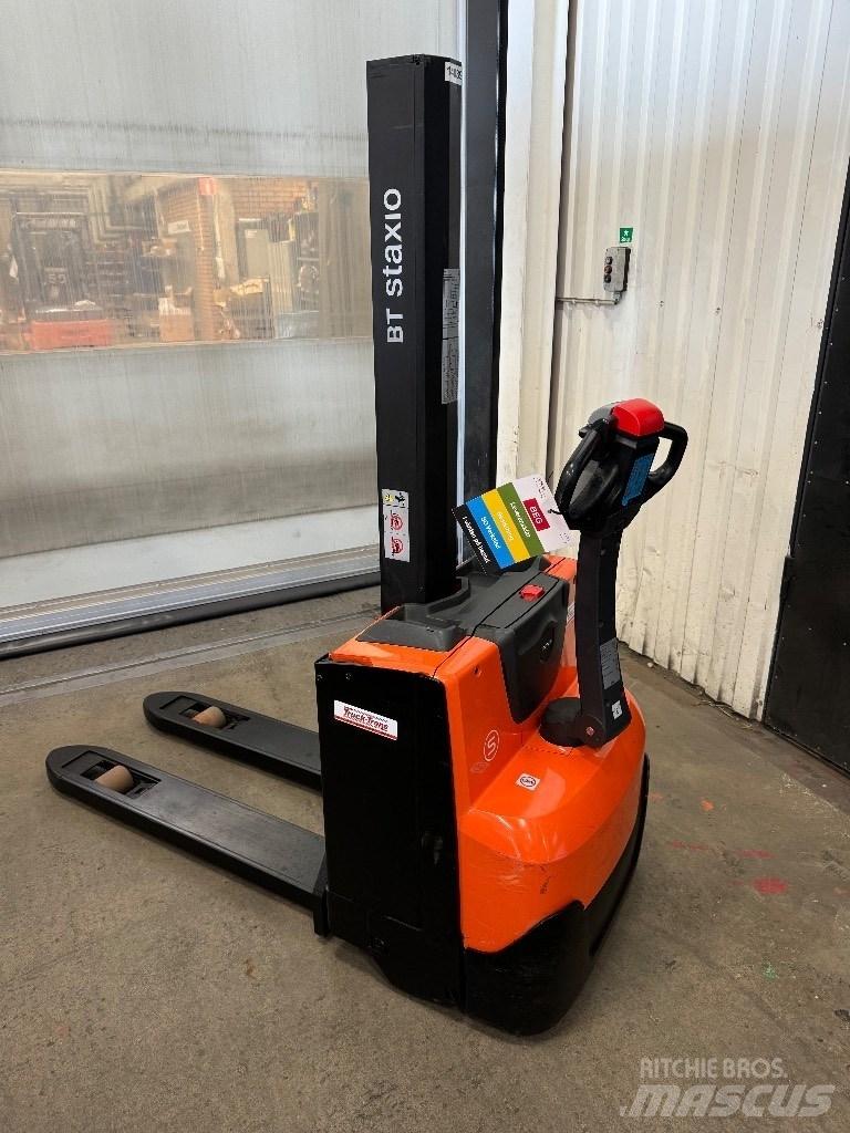 Toyota SWE080L Empilhador para operador externo