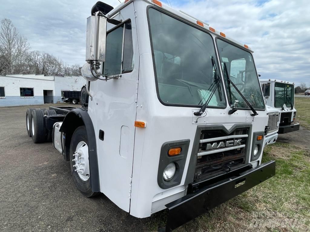 Mack LEU613 Camiões de chassis e cabine