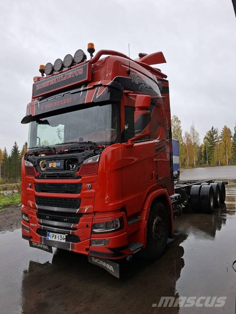 Scania R 560 Camiões de chassis e cabine