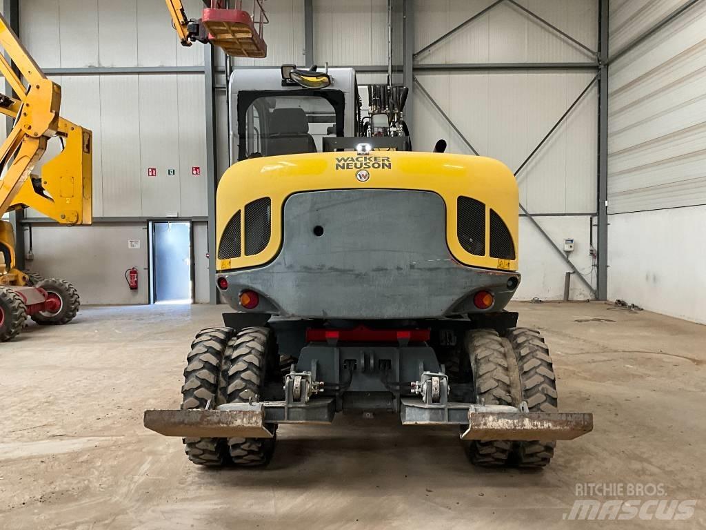Neuson EW 100 Escavadoras de rodas