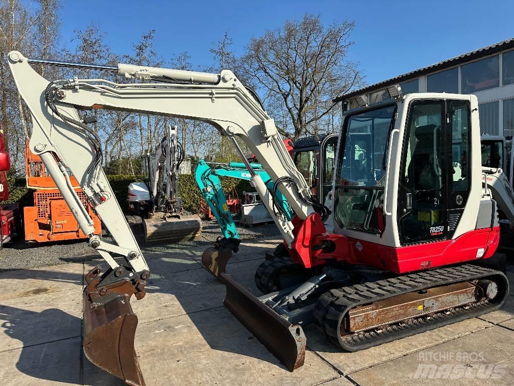 Takeuchi TB250 Mini Escavadoras <7t