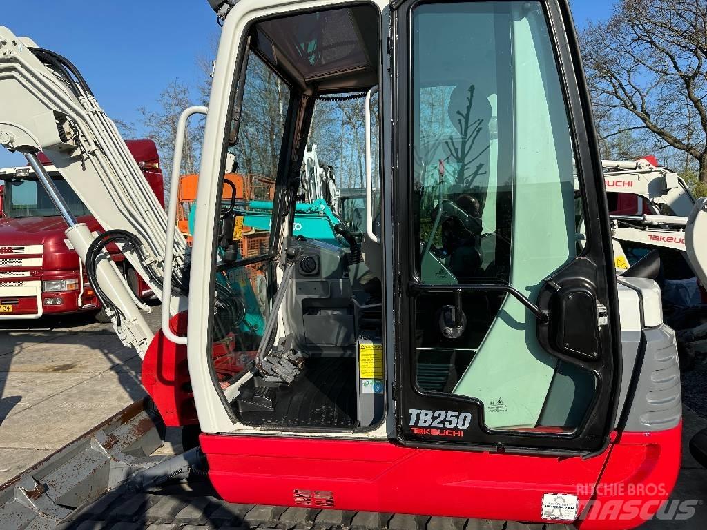 Takeuchi TB250 Mini Escavadoras <7t