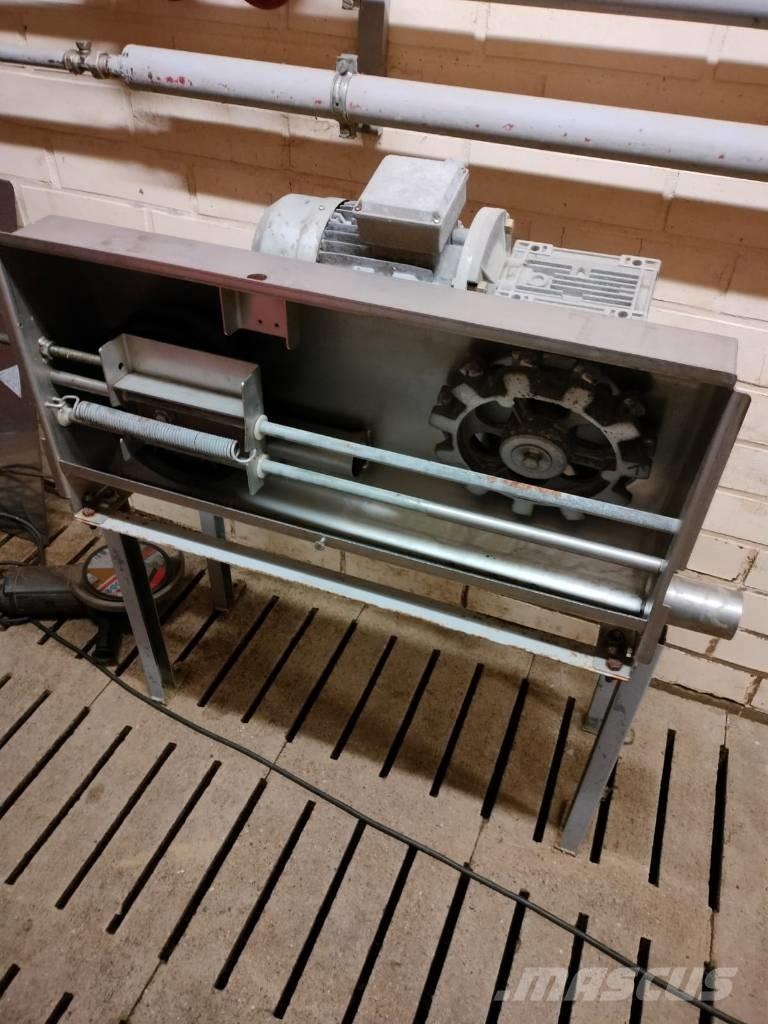 Pellon kuivaruokkija Alimentadores de animais