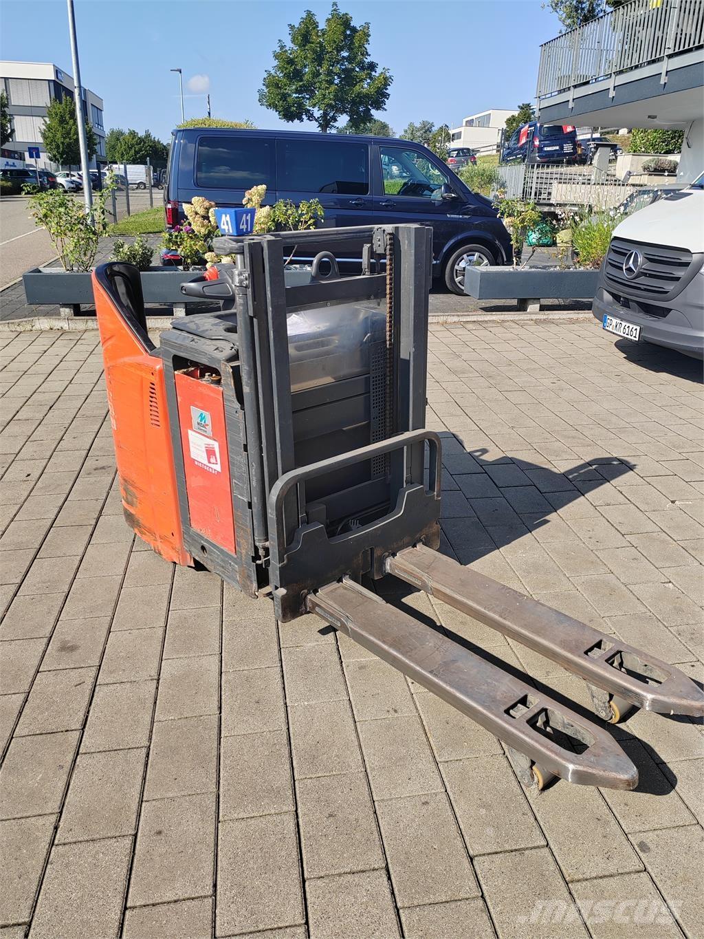 Linde L12 LHP SP Self propelled stackers