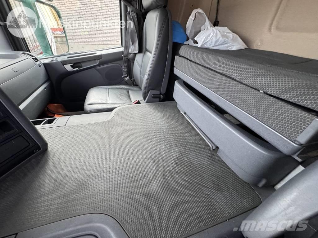 Scania P 320 Camiões de caixa fechada