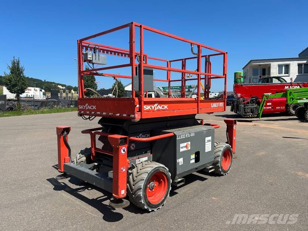 SkyJack SJ 6832 RTE Elevadores de tesoura