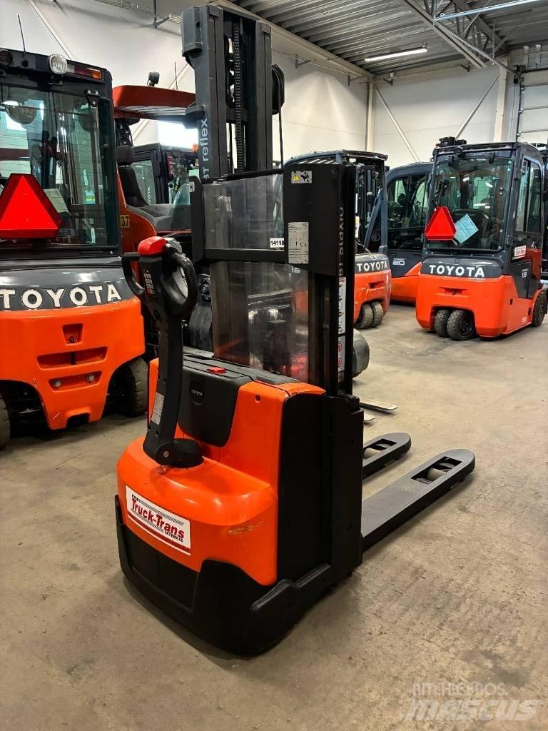 Toyota SWE120L Empilhador para operador externo