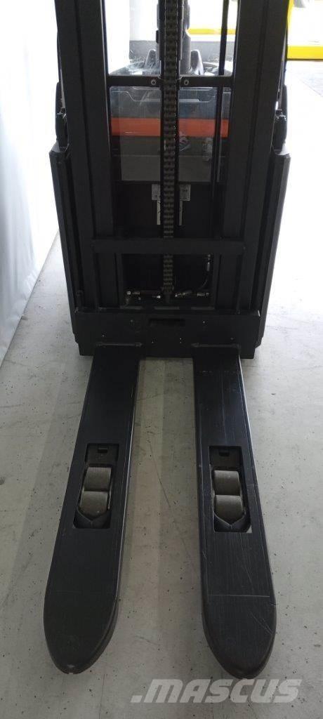 Toyota SPE160L Empilhador para operador externo