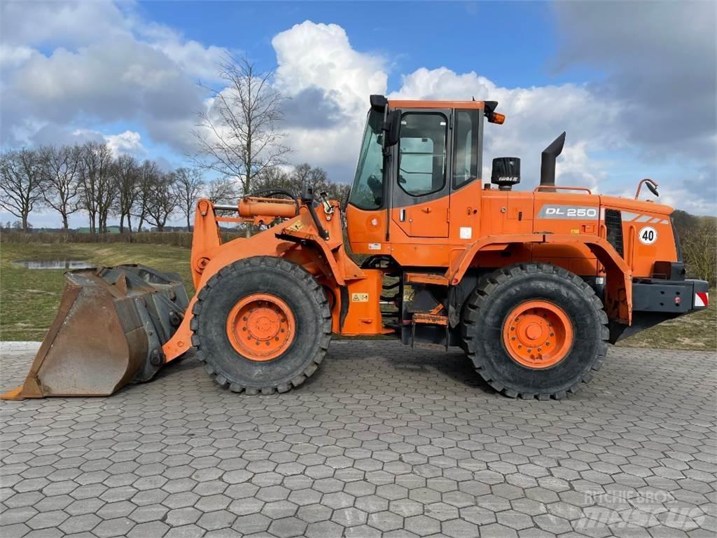 Doosan DL250 Pás carregadoras de rodas