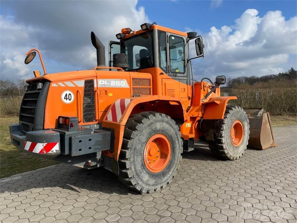 Doosan DL250 Pás carregadoras de rodas
