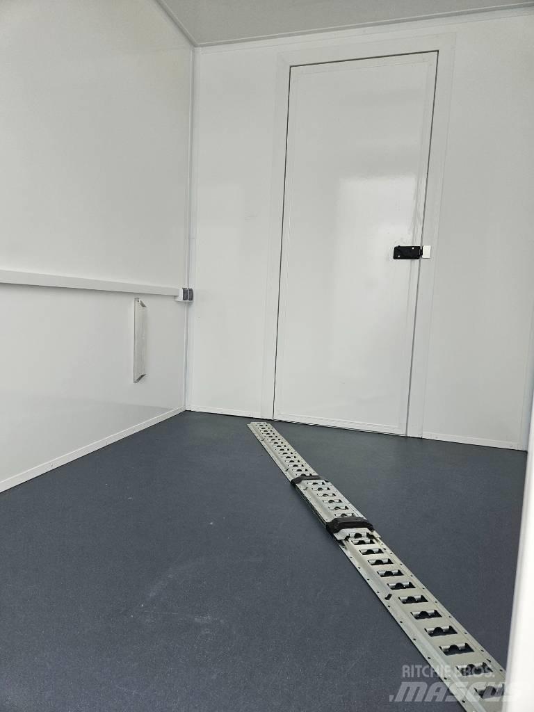 MAN TGE 3.140  4x4 Caixa fechada