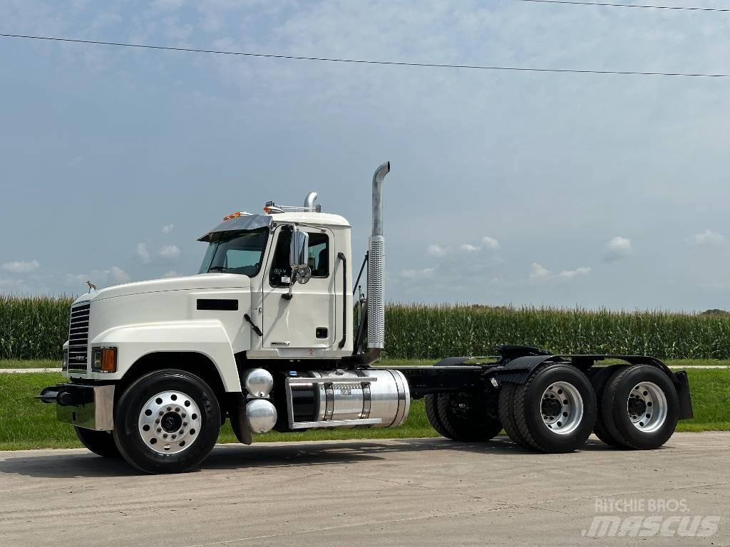 Mack Pinnacle 64ft Tractores (camiões)