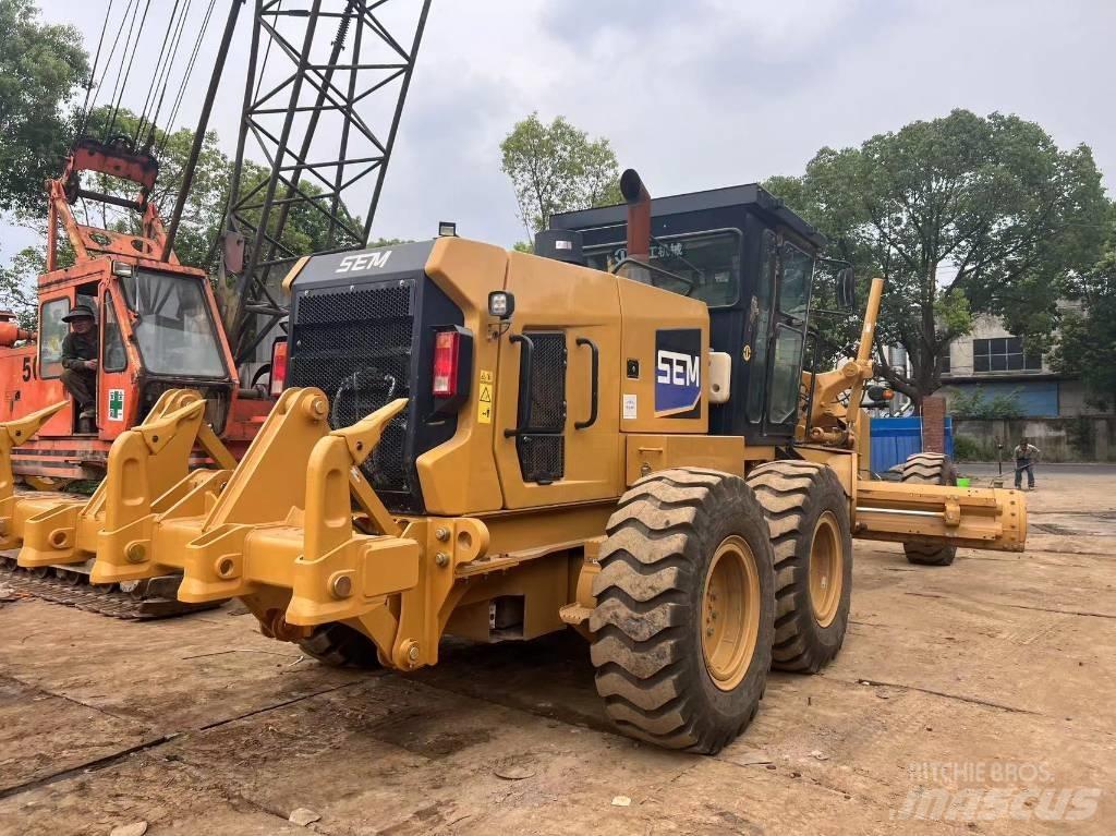 SEM 922F Motoniveladoras