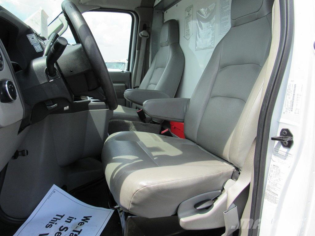 Ford E-350 Camiões de caixa fechada