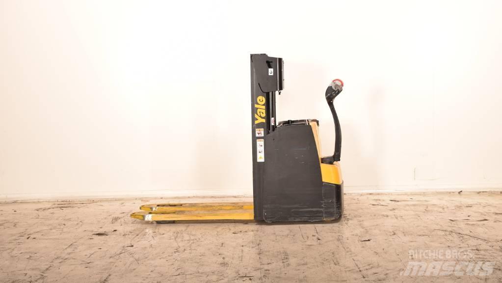 Yale MS 14 AC Empilhador para operador externo