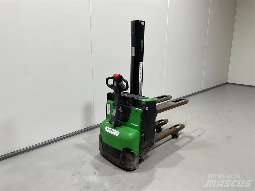 Cesab S208L Self propelled stackers