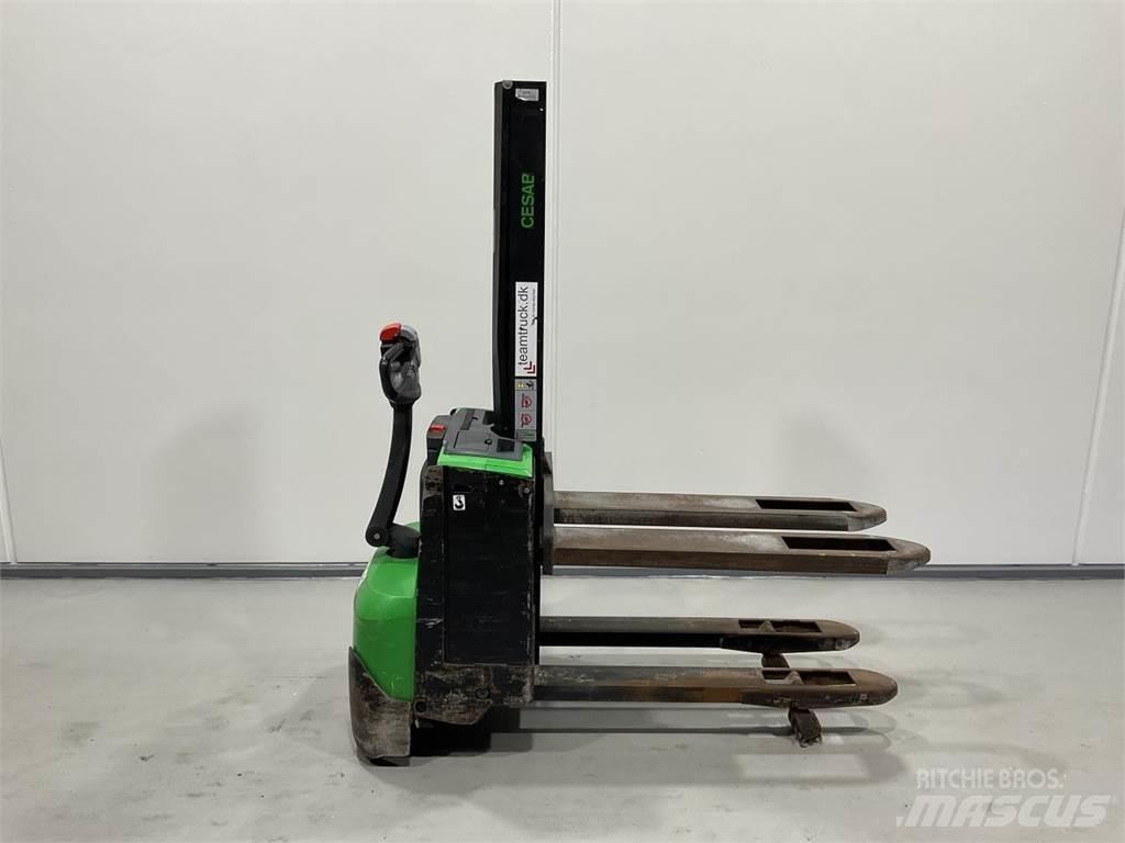Cesab S208L Self propelled stackers