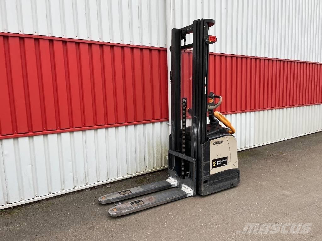 Crown ET 4000-1.2 Empilhador para operador externo