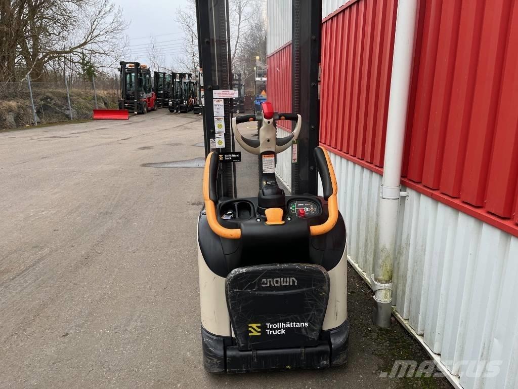 Crown ET 4000-1.2 Empilhador para operador externo