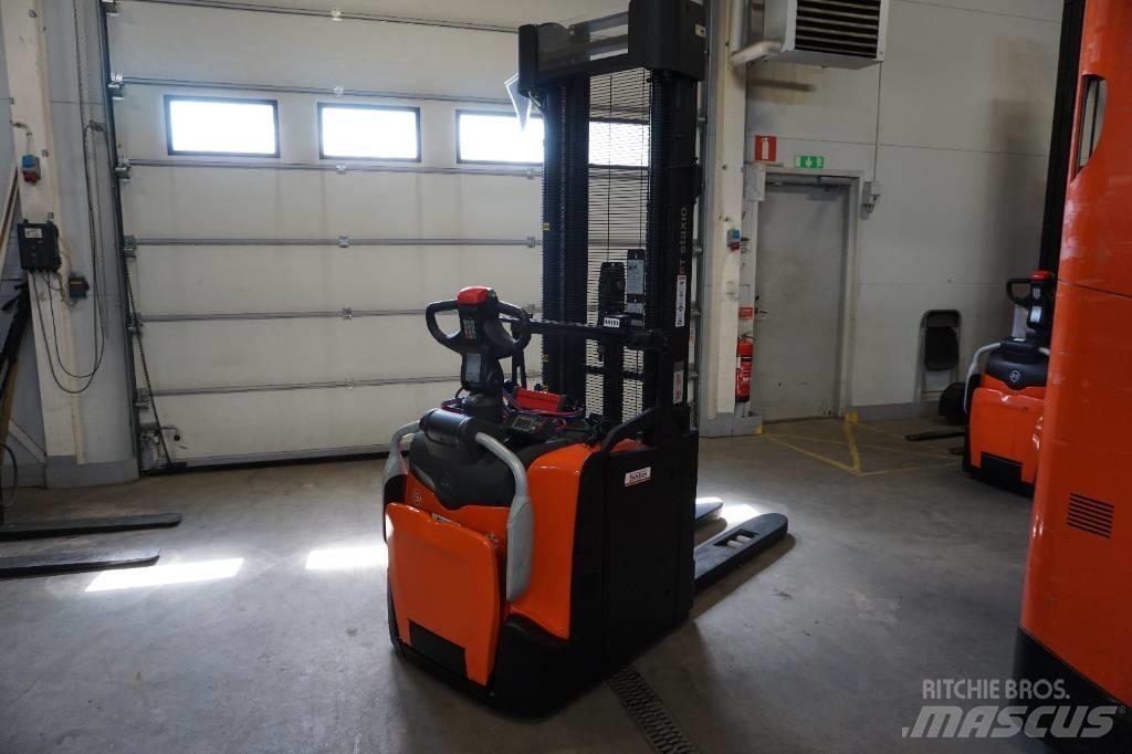 Toyota SPE140L Empilhador para operador externo