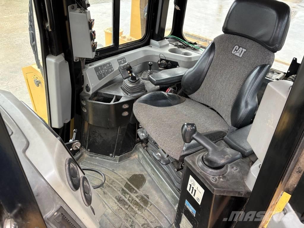 CAT D 6 T LGP Dozers - Tratores rastos