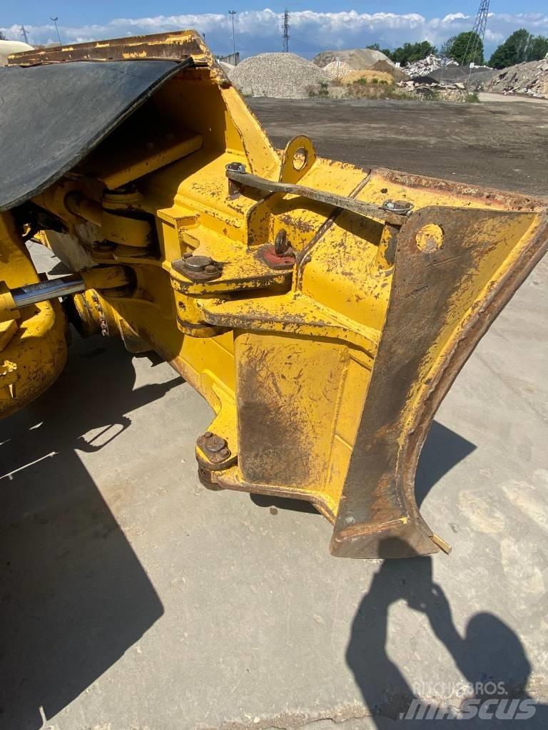 Komatsu D61PX24 Dozers - Tratores rastos