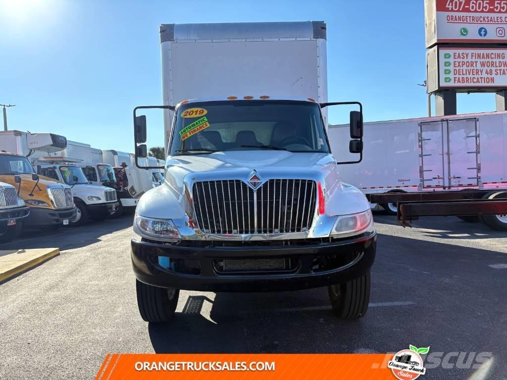 International 4300 Camiões de caixa fechada