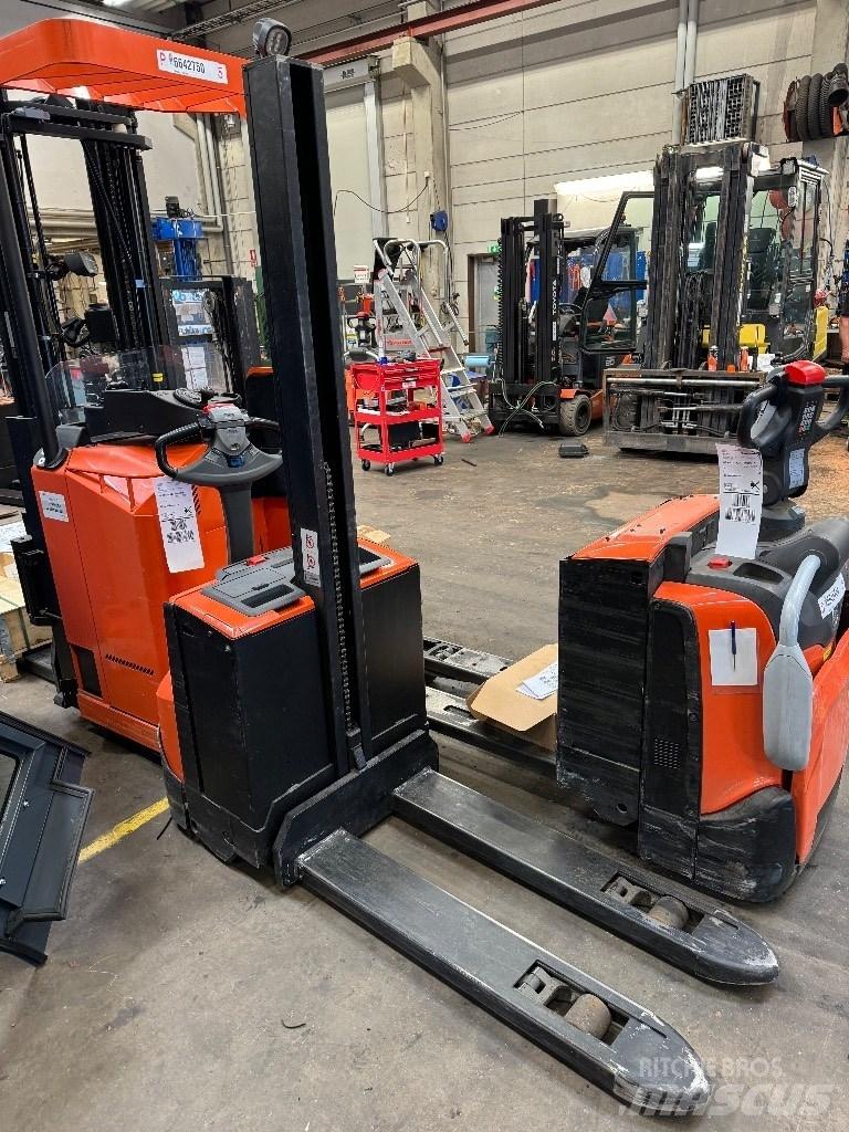 Toyota SWE080L Empilhador para operador externo