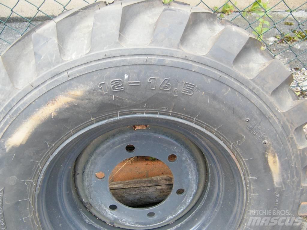 Kumho 12-16,5 Pneus, Rodas e Jantes