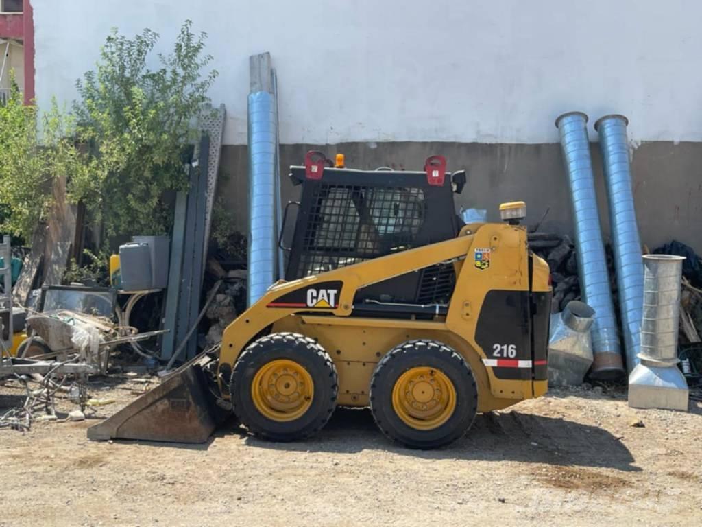 CAT 216 Carregadoras de direcção deslizante