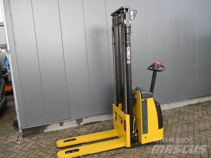 CAT NSP12K1 Empilhador para operador externo