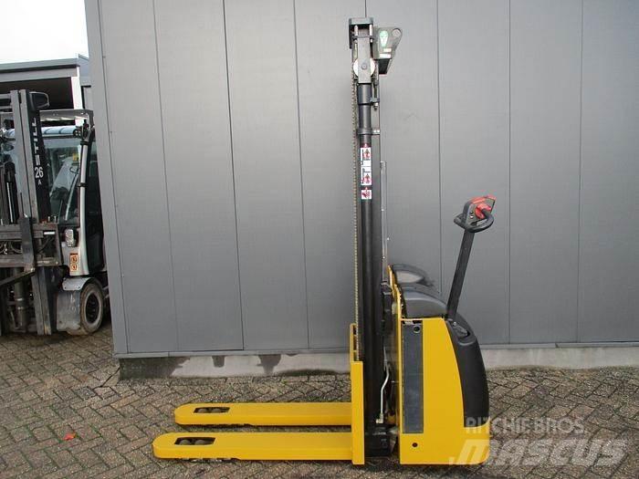 CAT NSP12K1 Empilhador para operador externo