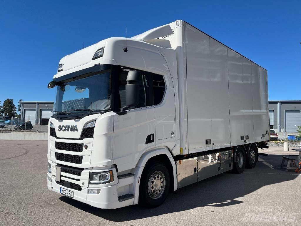 Scania R590 Camiões de caixa fechada