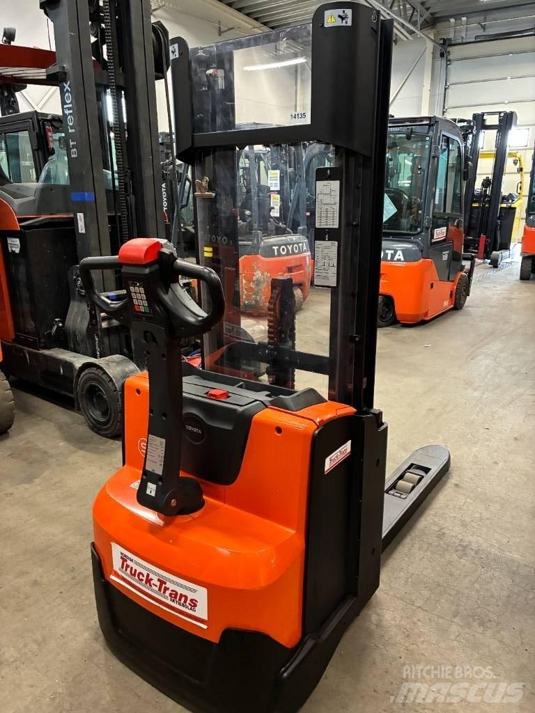 Toyota SWE140L Empilhador para operador externo