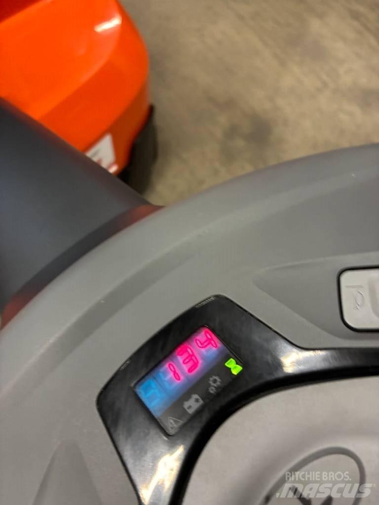 Toyota SWE140L Empilhador para operador externo